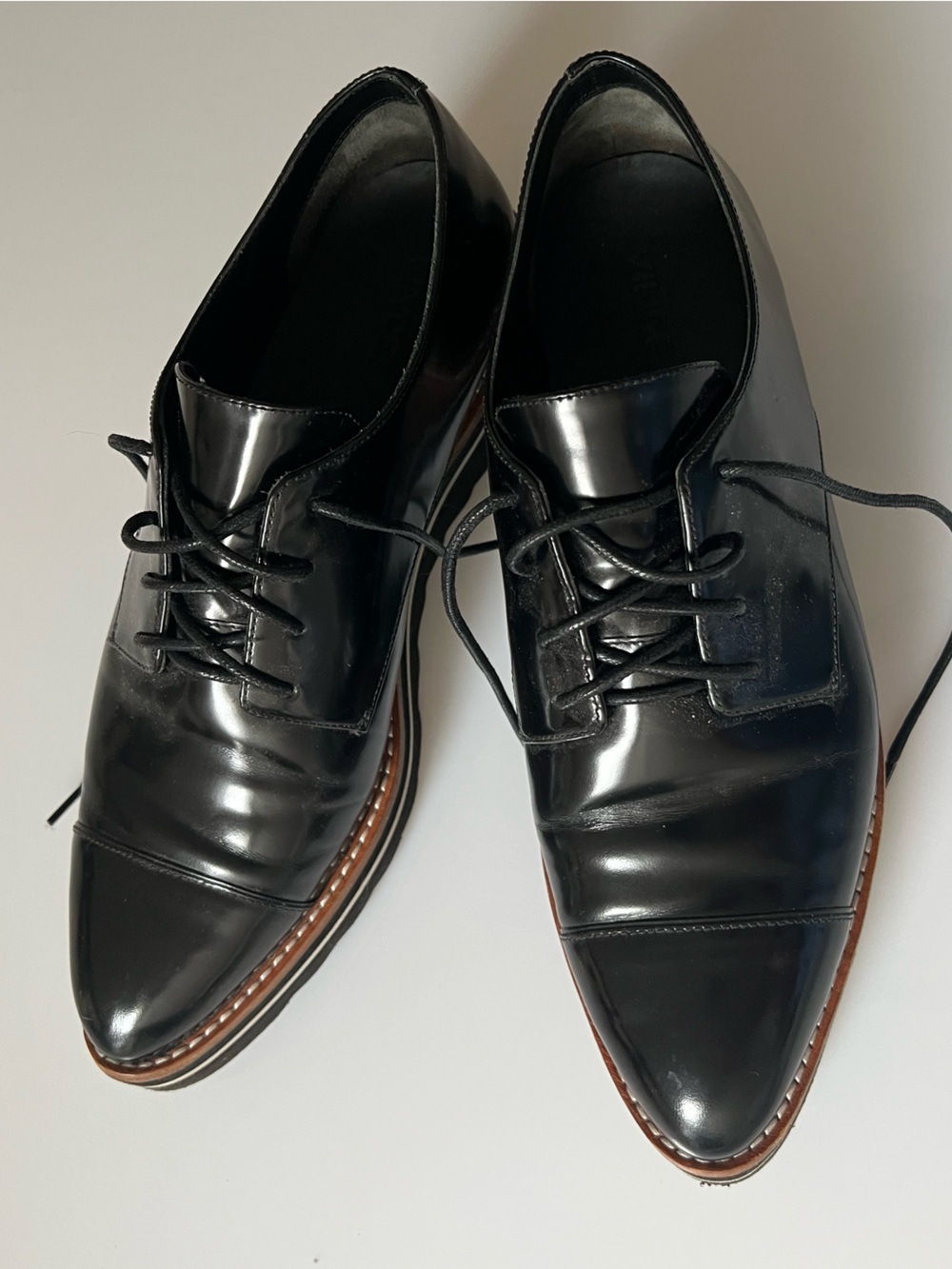 VINCE Patent leather pointy toe comfort